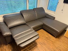 Echtleder-Sofa mit Elektro-Relax-Funktion. 2023