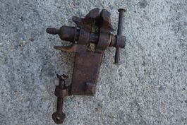 outil , petit étau