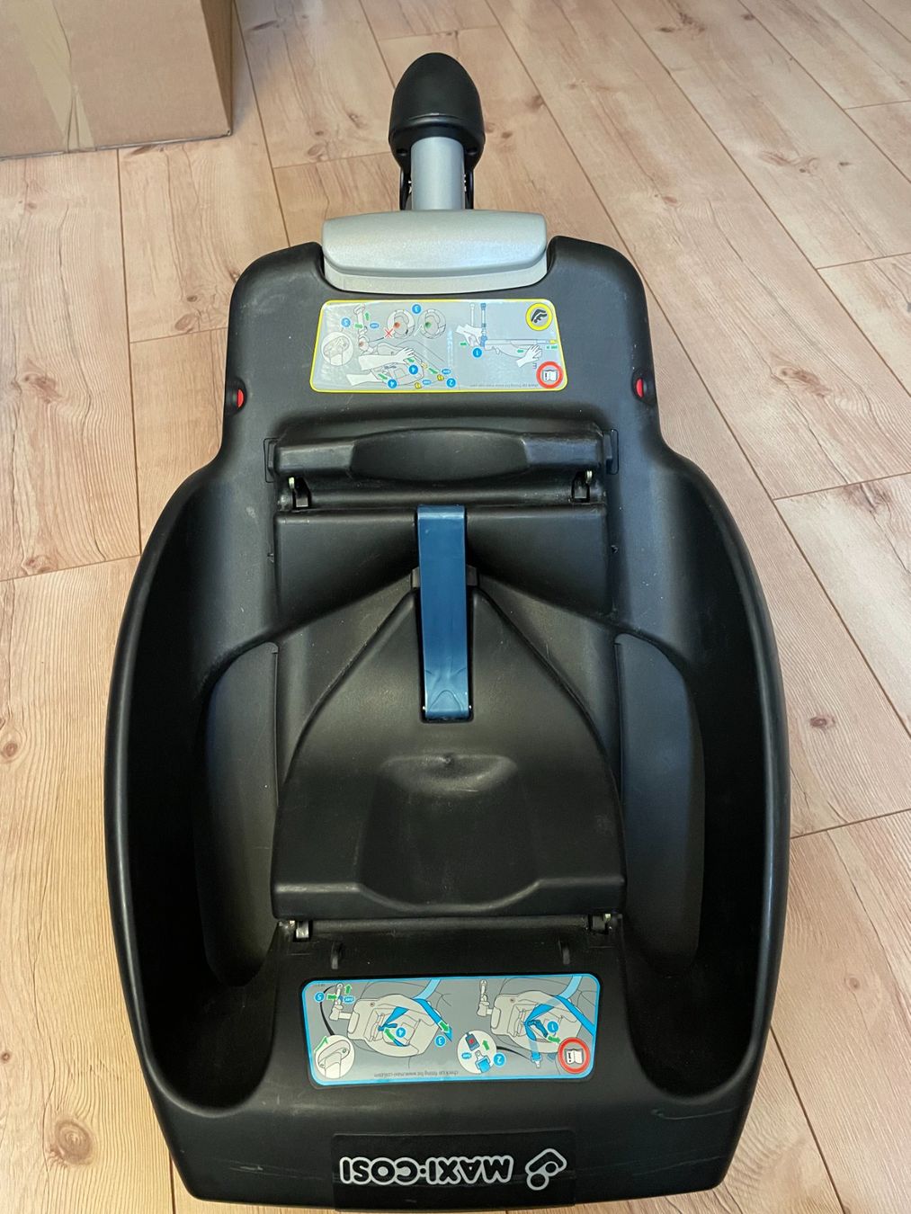 Maxi-Cosi Seggiolini per auto: Maxi-Cosi Babyschale mit Isofix-Plattform – Usato da Birmensdorf ZH venduto da Thomas_82 1