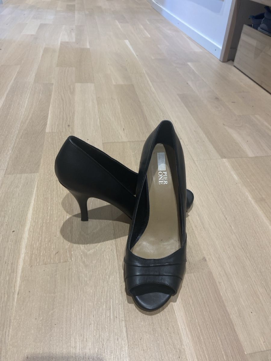 Chaussures femmes: Pumps lederoptik schwarz – D'occasion à Zürich par mar_v57y