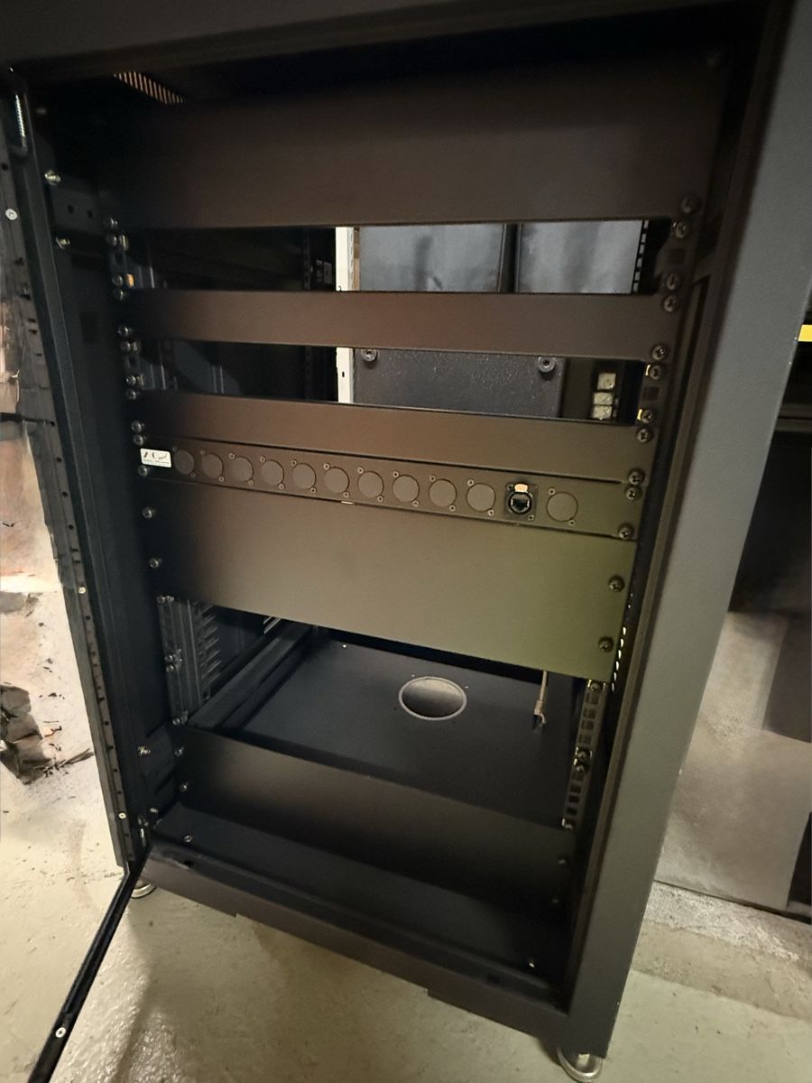 Supporti a parete: 19“Rack mit Glastüre 17HE – Usato da Zofingen venduto da Freewilli78 1