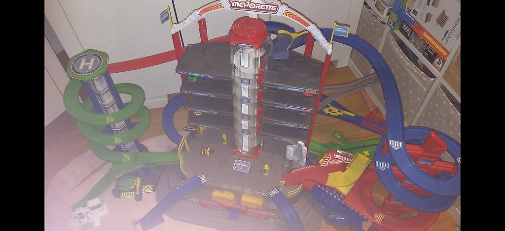 Spielzeuge: Parkhaus mit Lift – Gebraucht aus Wangen ZH von oky-doky