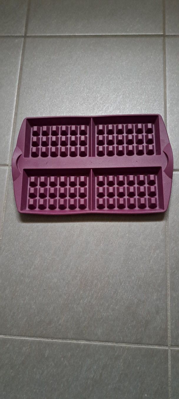 Tupperware Teglie da forno: Tupperware, moule en silicone, Waffelform/ gauffre – Nuovo e nell'imballaggio originale da Lussery-Villars venduto da pousinete02