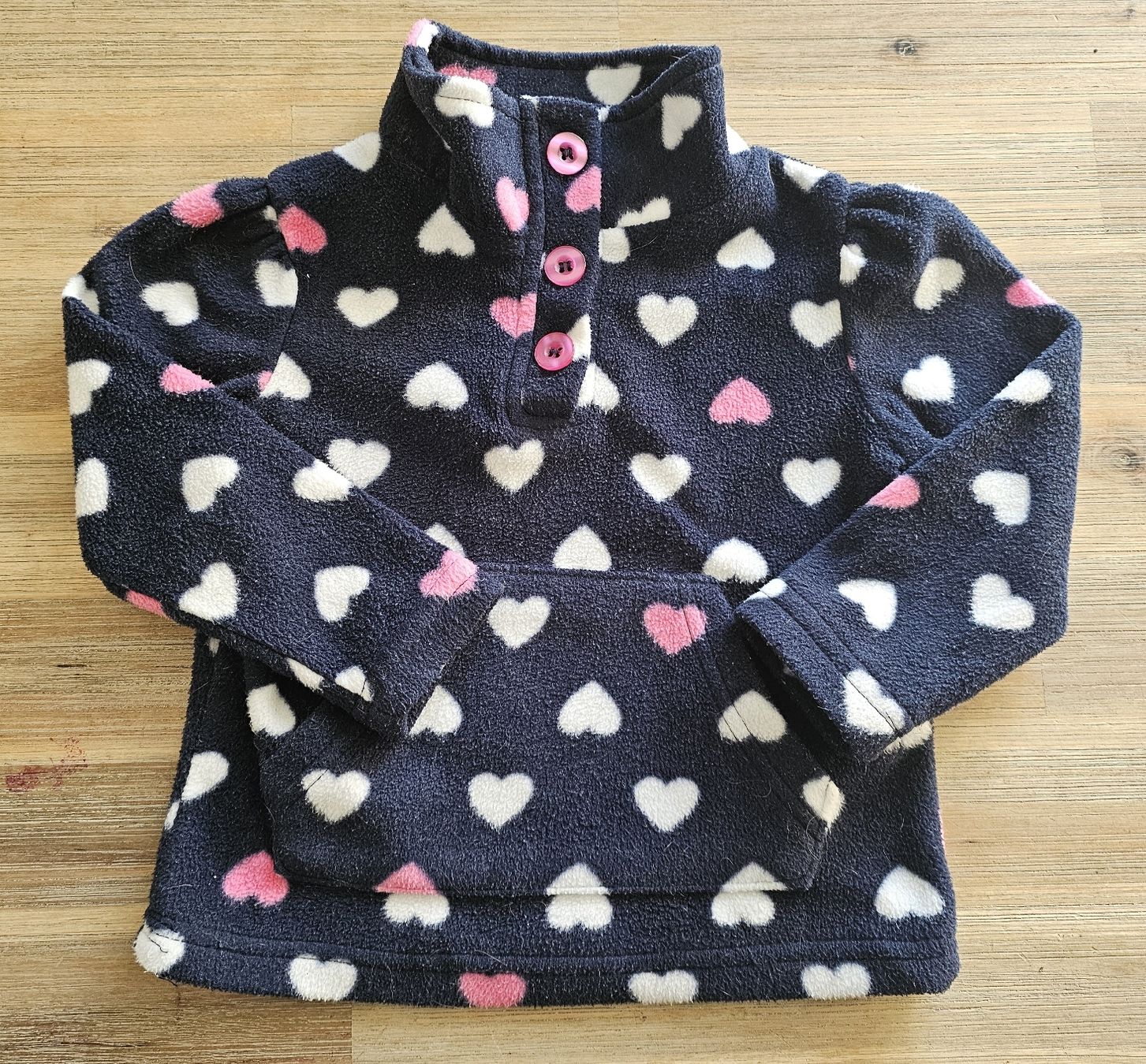 Pulls et sweat-shirts: Fleecepullover Mädchen Herzen Grösse 98 YD – D'occasion à Basel par Sinibini86