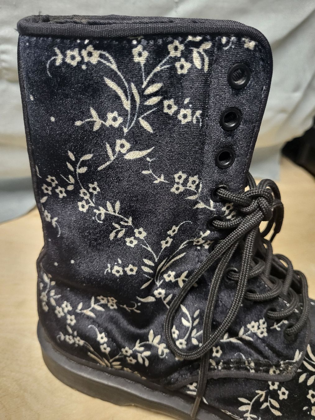 Dr. Martens Damenschuhe: Dr. Martens Boots schwarz Blumenmuster  – Gebraucht aus Belp von butterfly02 1
