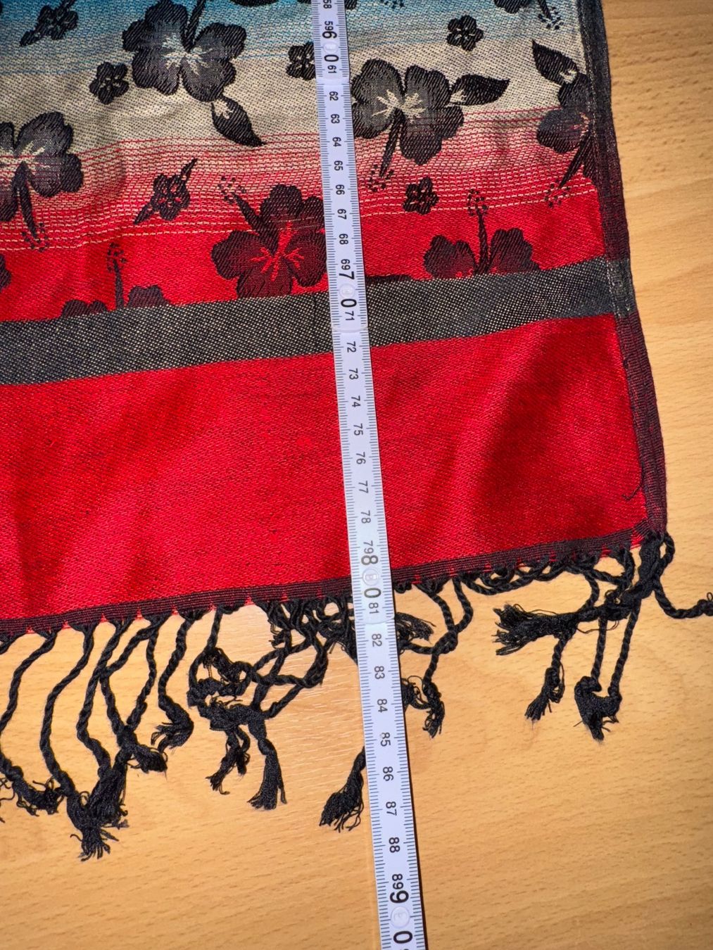 Foulard & Sciarpe: Farbenfroher Schal mit Hibiskusblüten – Usato da Grosswangen venduto da shoes.bags.and.co 2