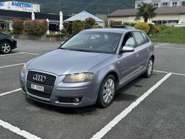 Audi A3 gris, bon état, idéal pour l'été