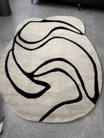 Individueller moderner Teppich aus Indien