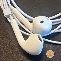 Kabel-Kopfhörer weiss mit Regler – USB-C