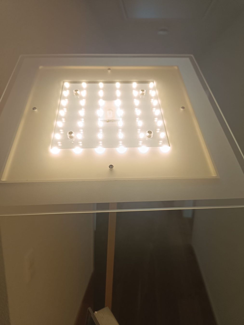 Lampade: Stehlampe quadratisch, Metall, für Wohn- oder Schlafzimmer. – Usato da Kandern venduto da pestalozzi04 2