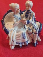 Porzellan Barock Pärchen auf Sofa mit Goldverzierung