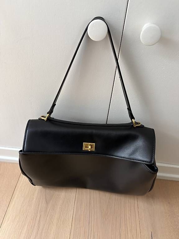 Borse da donna: Sac en cuir noir  – Nuovo e nell'imballaggio originale da Areuse venduto da Nic_wd9n 1