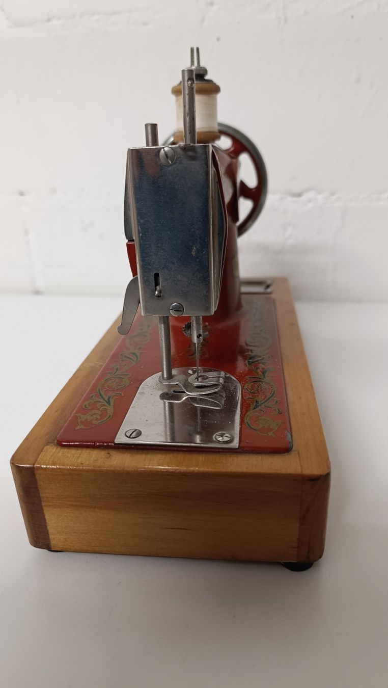 Giocattoli: Mini Nähmaschine UDSSR vintage – Usato da Zürich venduto da Jul69 3