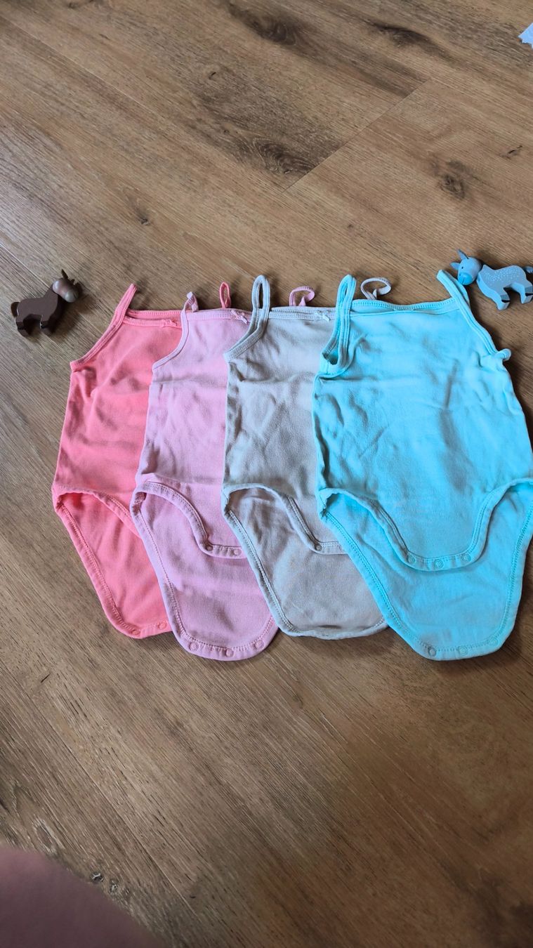 H&M Kleiderpakete & -sets: H&M 4 Trägerbodies 74/80 – Gebraucht aus Deitingen von stanosoul