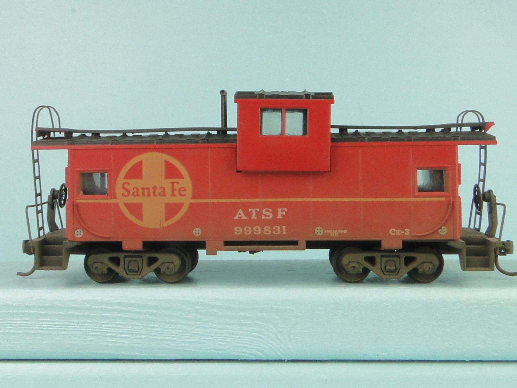 Athearn Modellini di ferrovie: Athearn H0 Santa Fe  Caboose, Kadee – Usato da Bülach venduto da cann11 2