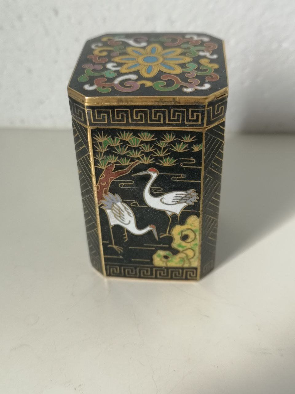 Tutte le decorazioni: Chinesische Cloisonné-Emailledose. – Usato da Bern venduto da Yunkom 1
