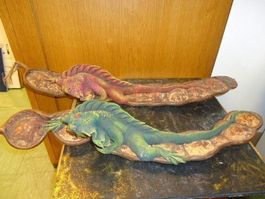 Leguane Figur aus Holz auf Baum Blatt