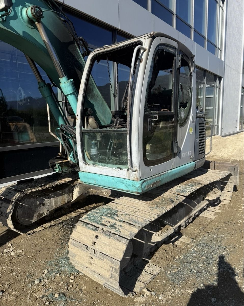 Kobelco Bagger: Bagger Kobelco SK 135 mit Schild – Gebraucht aus Niederbipp von baggerch 3