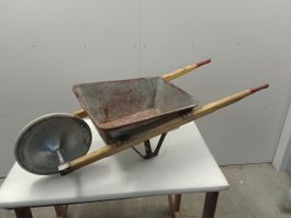 Schubkarre Metall mit Holzgriffen,  Kinderspielzeug