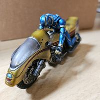 Figurine Kikaider sur sa moto