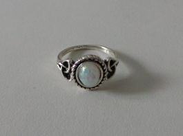 Ring silberfarbig, runder Stein perlmutfarbig und Tribal U53