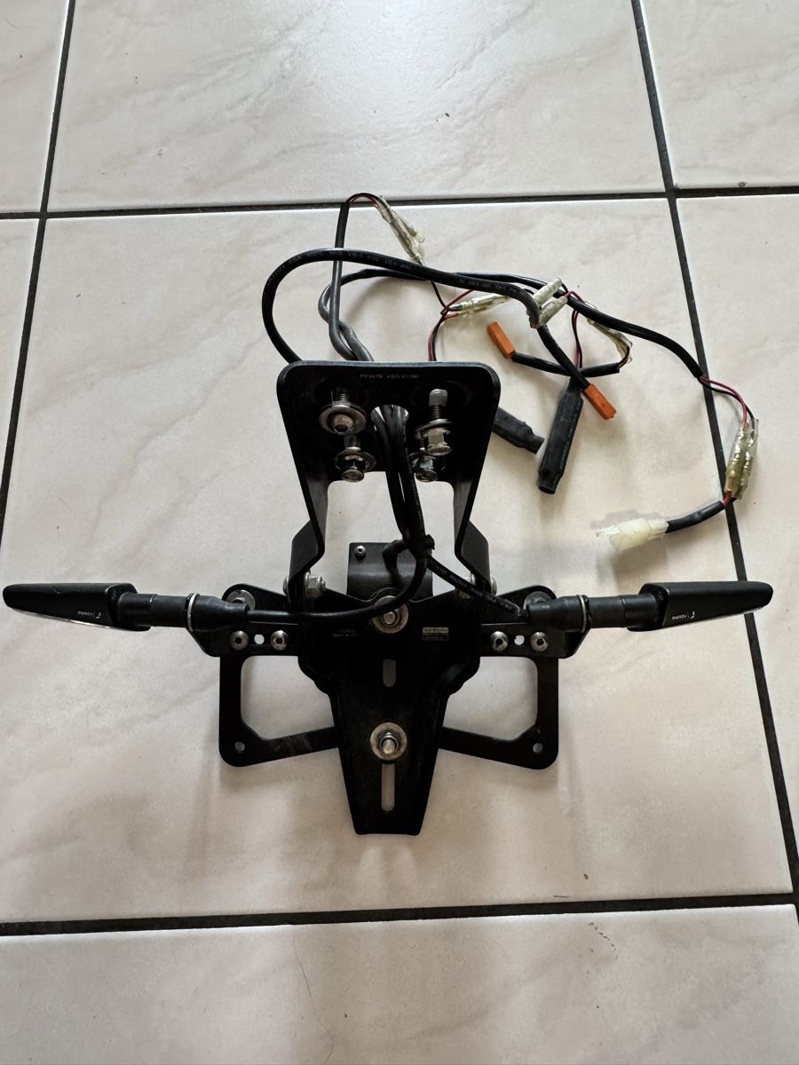 Rizoma Alle Motorradersatzteile: Rizoma Kennzeichenhalter mit LED-Blinkern – Gebraucht aus Heerbrugg von Palahen 2