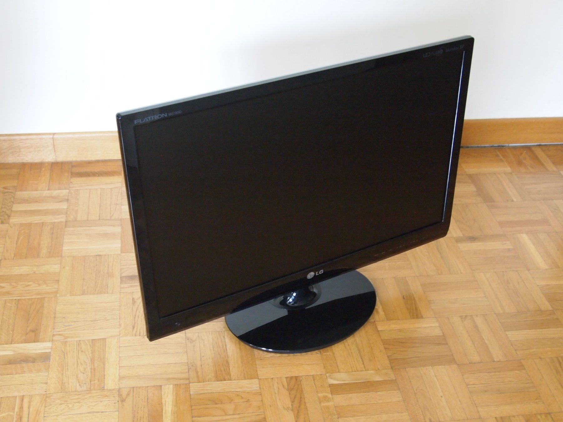 LG Televisori: Écran LG Flatron 22EA53 27" - Parfait éta – Usato da Plan-Les-Ouates venduto da Sky17