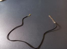 100x Halskette schwarz Wildleder / Collier en cuir daim