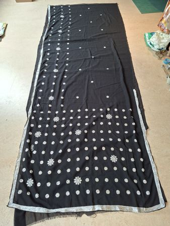 Stylisches Sari, schwarz mit Silbermuster - Festlich! Satoni