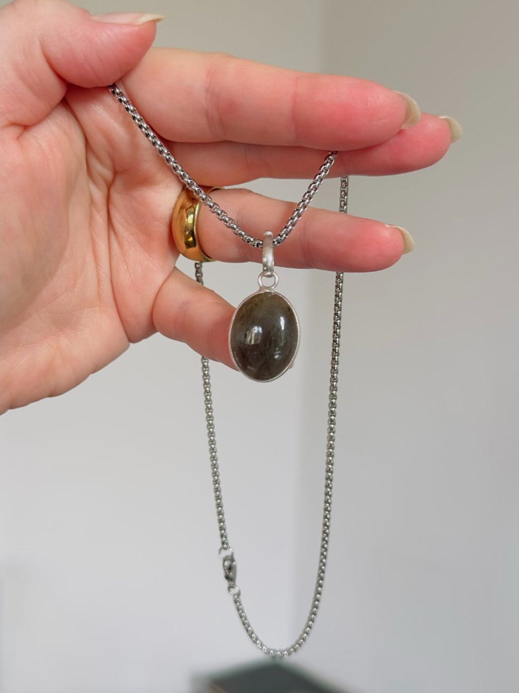Ketten: Fashionable labradorite necklace – Neu und originalverpackt aus Genève von AGBERG 1