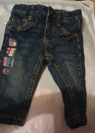 Süsse Baby Jeans Grösse 74 mit kleinem zug motiv