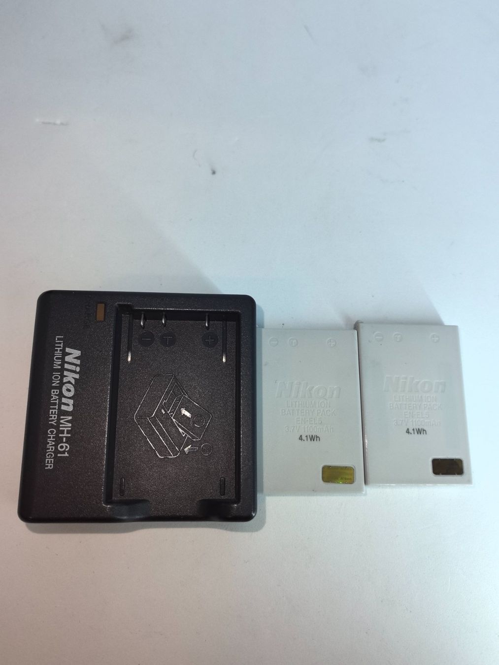 Nikon Caricatori & Batterie: Nikon MH-61 Lithium Battery Charger – Usato da Uster venduto da TOPPRICEE