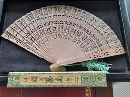 Ancien éventail chinois en bois sculpté