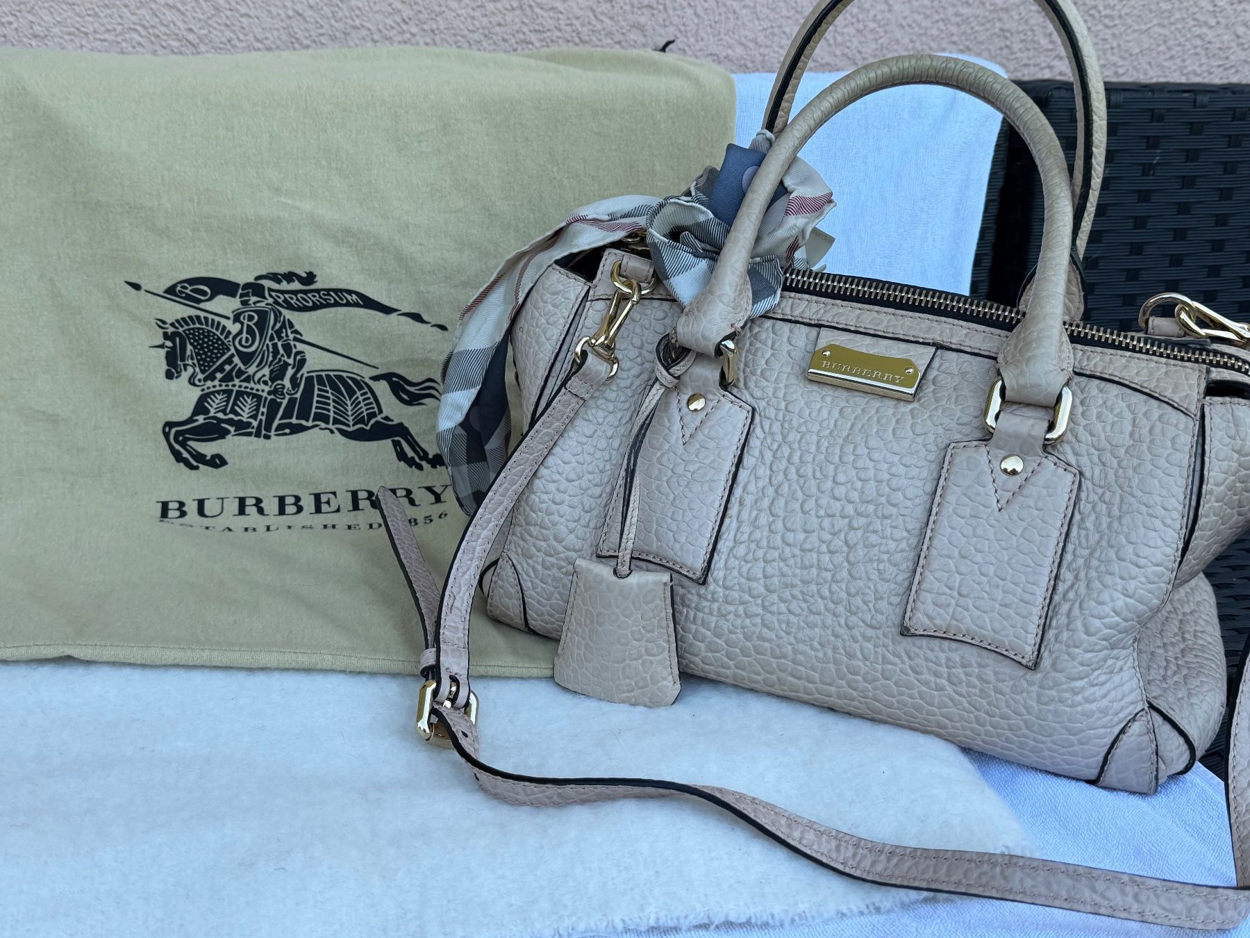 Burberry Taschen für Damen: Burberry Clifton – Gebraucht aus Steinen von FIN