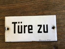 1 Emailleschild, „Türe zu“, 5x10cm., antik, guter Zustand.