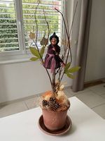 Herbstliche Dekoration mit Hexe
