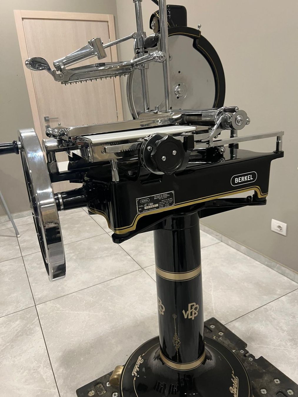 Berkel Elettrodomestici da cucina: Berkel Mod. 9 (1925) - Komplette Restaurierung – Nuovo (secondo la descrizione) da Biasca venduto da Nicolas.Ney 2