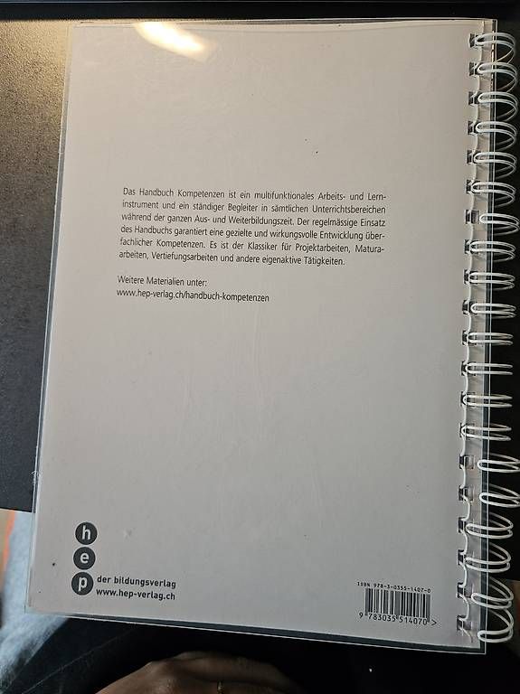 Livres: Handbuch Kompetenzen – D'occasion à Kiesen par Laura._ 1