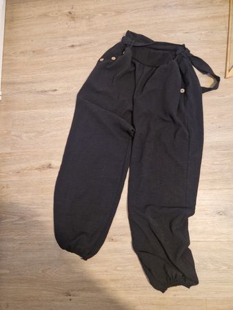 Schwarze Hose mit Knopfdetails, Grösse M - Top Zustand!