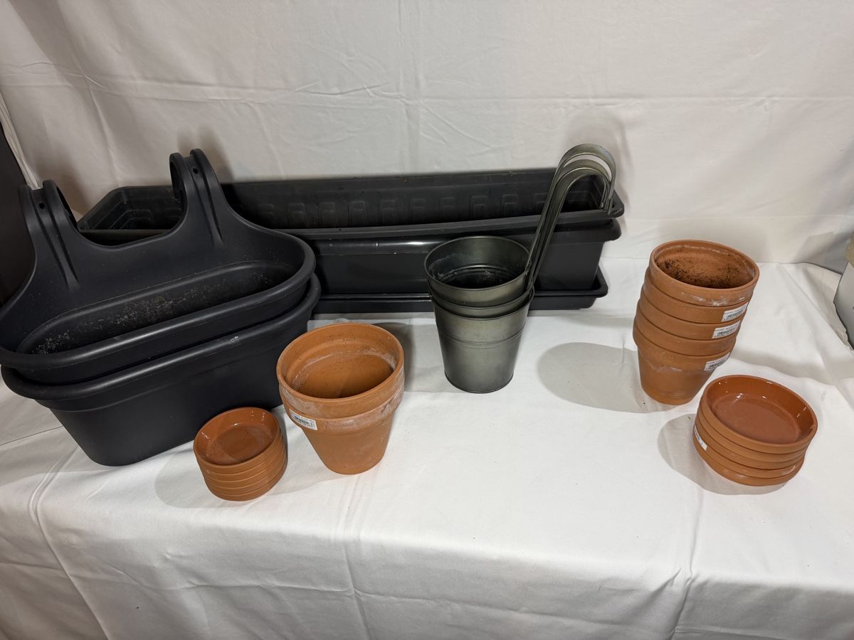 Pots de fleurs: Div. Pflanzentöpfe und unterstopfe  – D'occasion à Oberwil BL par Hariva