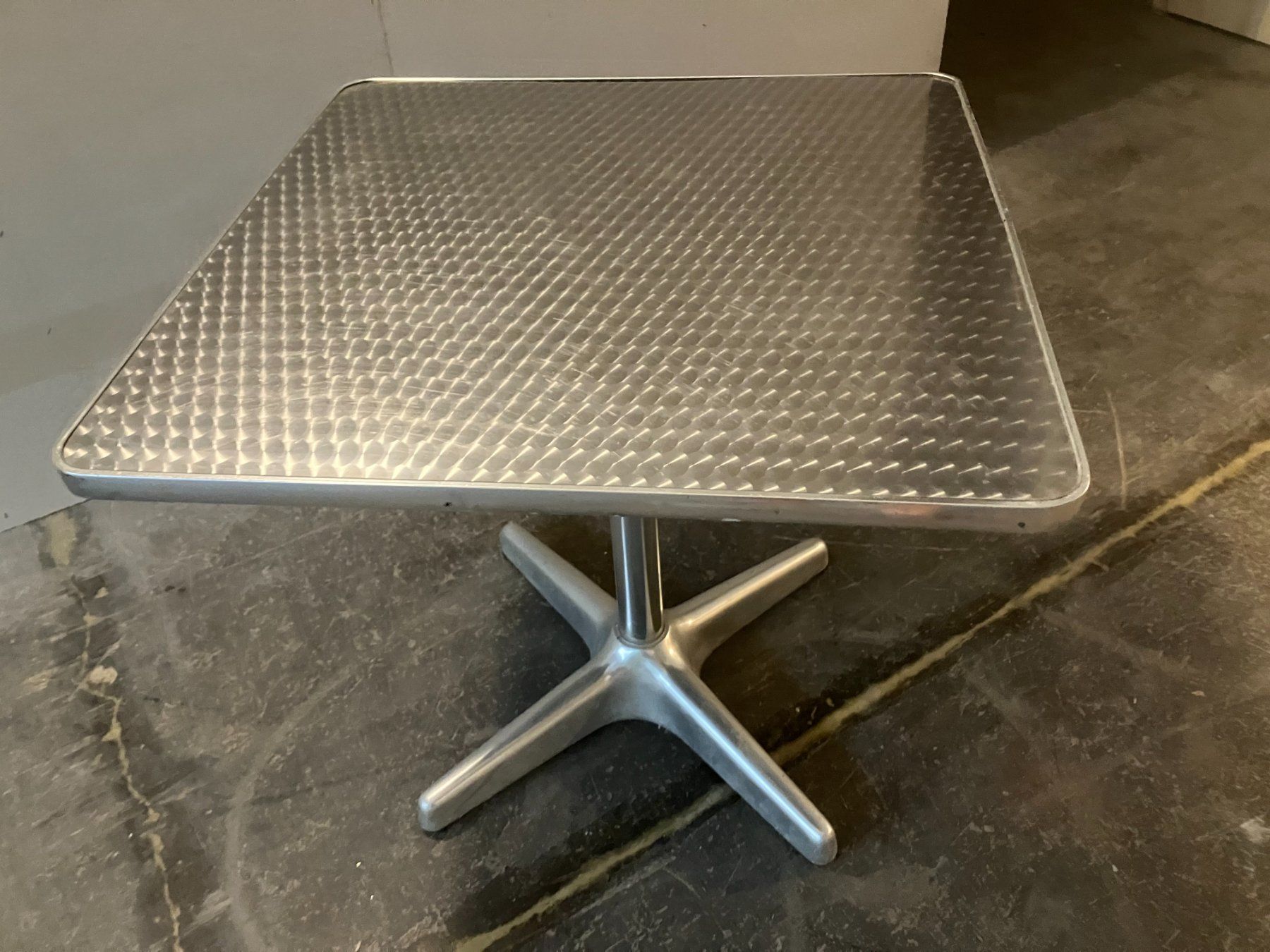 Tische: kl. Bistrotisch eckig im Edelstahl-Look ab 1.- – Gebraucht aus Lichtensteig von Buy24International 3