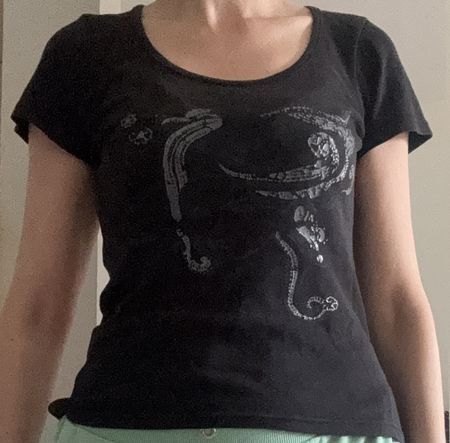 Schönes T-Shirt, schwarz mit speziellem Druck, Grösse M