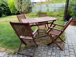 Gartentisch und -stühle