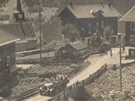 PANY: Dorfpassage mit Oldtimer Saurer Postauto, Foto-AK 1929