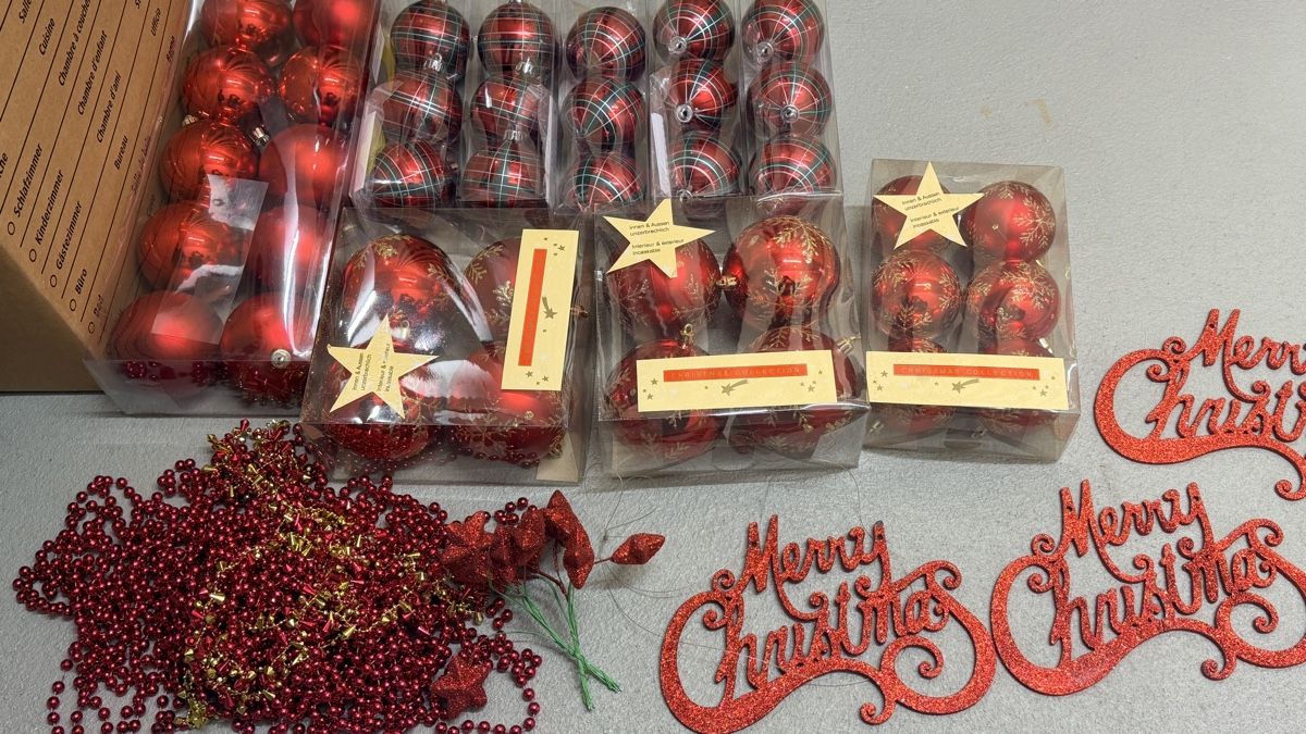 Alle Dekorationen: Weihnachtskugeln Set rot diverse Grössen und Muster – Gebraucht aus Schlieren von WEEEE_MEVOMATA_WEEEE 1