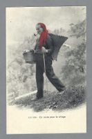 VALAIS, FOULARDS ROUGES, PAYSANNE EN ROUTE POUR LE VILLAGE *