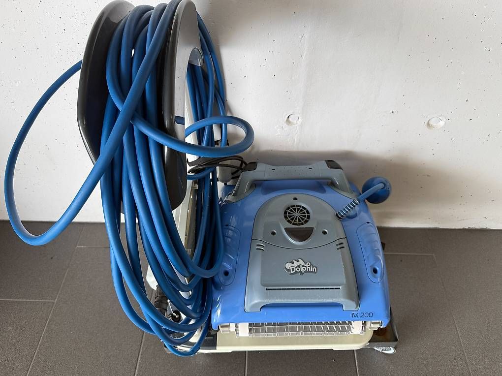 Schwimmbad-Zubehör: Poolroboter Dolphin M200 – Gebraucht aus Büron von World1 1