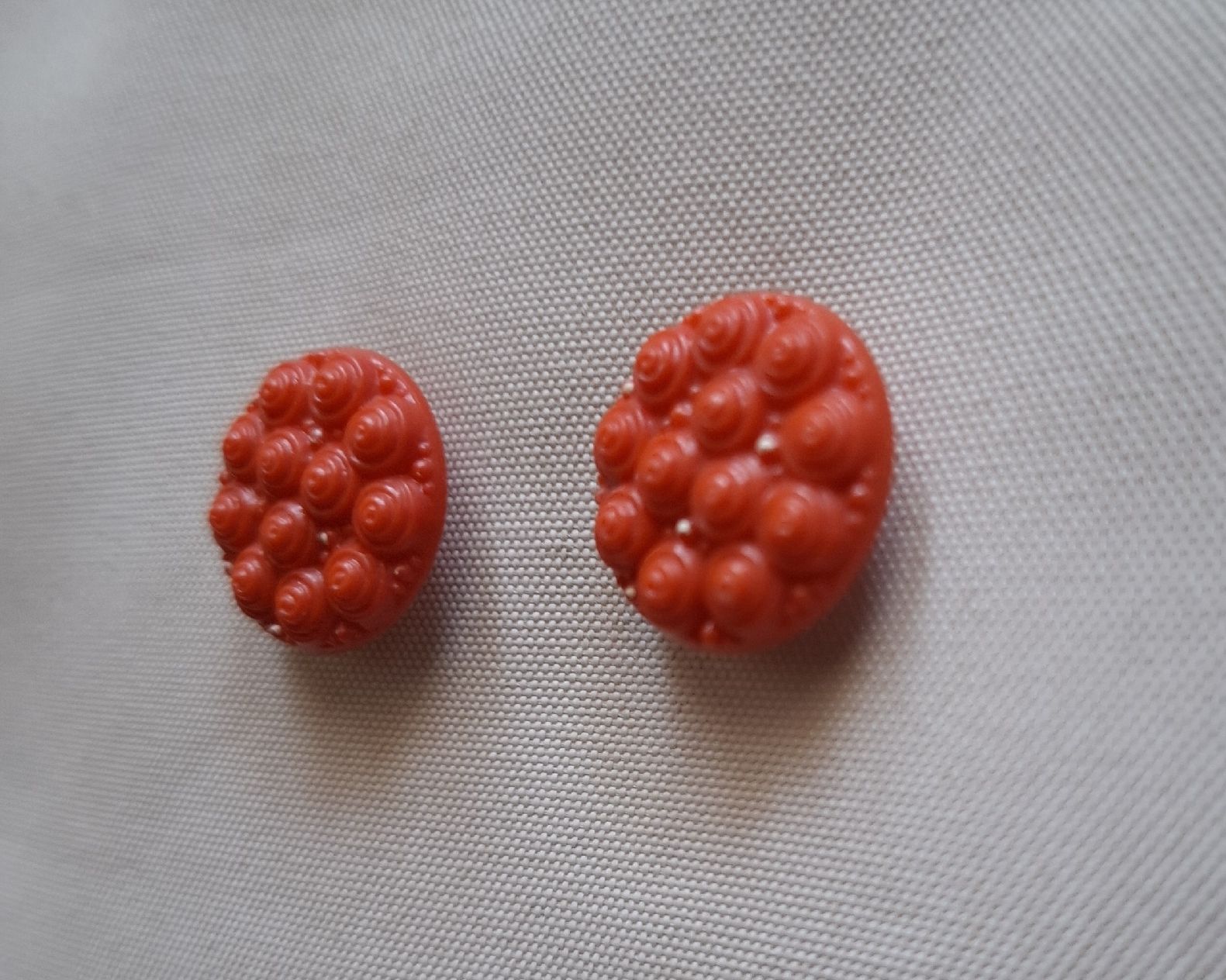 Bottoni: 2 orange-rote Glasknöpfe mit Blumenmuster, 18 mm. – Usato da Dietikon venduto da Hirschkopf 1