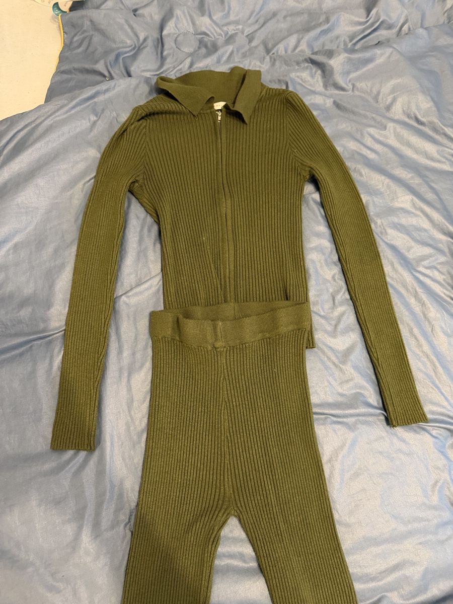 Lots de vêtements: Nucci Pullover mit Hose Olivgrün Grösse s – Neuf (Voir description) à Luzern par Lorena.haj 1