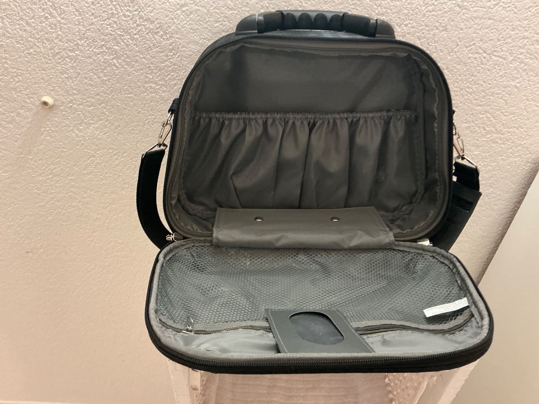 Kosmetikkoffer: Schwarze Reisenessesair neu – Gebraucht aus Würenlos von sweety5436 2